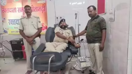 डुमरा: शादी की सालगिरह पर पुलिसकर्मी ने सदर अस्पताल में किया रक्तदान