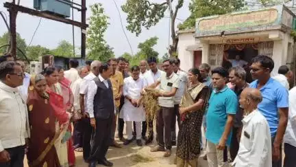 सडक अर्जुनी: माजी मंत्री तथा आमदार राजकुमार बडोले यांची अवकाळी पावसामुळे नुकसानग्रस्त धानोरी व टेमनी गावांना भेट