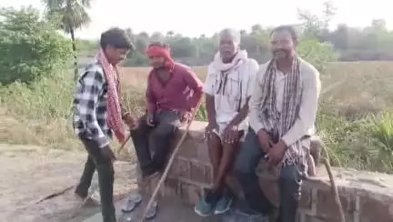 महोबा: छिकहरा गांव की जर्जर सड़क बनी मुसीबत, तीन साल से निर्माण की राह देख रहे ग्रामीण #jansamasya