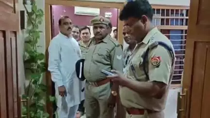 राठ: कोटबाजार इलाके में दिनदहाड़े बदमाशों ने सर्राफा व्यापारी के घर में घुसकर चाकू की नोक पर ₹8 लाख के आभूषण लूटे