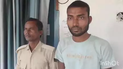 बिहारीगंज: बिहारीगंज पुलिस ने थाना गेट के सामने शराब पीने के जुर्म में दो लोगों को किया गिरफ्तार