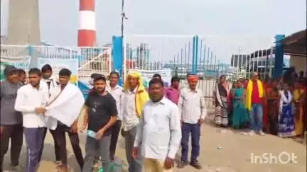 पतरातू: रशियन हॉस्टल में मजदूर की मौत के बाद प्रदर्शन, बिरसा मुंडा भवन परिसर में लेबर गेट जाम