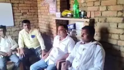 राजपुर: उतमपुर गांव में मृत सरपंच के परिजनों से मिलने पहुंचा राजपुर प्रखंड का सरपंच संघ