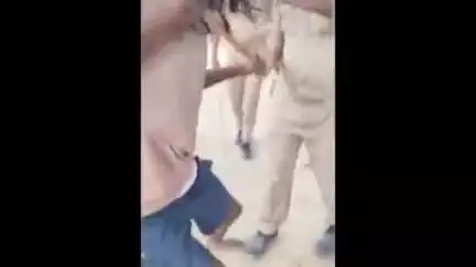 करनैलगंज: परसपुर थाना क्षेत्र के हाथीबोर सकरौर गांव में पुलिस और ग्रामीणों के बीच हुई हाथापाई, वीडियो हुआ वायरल