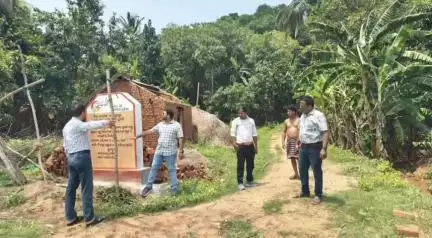 ରାୟଗଡା: ଗୁଣୁପୁର ବ୍ଲକର ବିଭିନ୍ନ ଗ୍ରାମ ପଞ୍ଚାୟତ ଗସ୍ତ କରି ଉନ୍ନୟନମୂଳକ କାର୍ଯ୍ୟର ସ୍ଥିତି ସମୀକ୍ଷା କଲେ ବିଡିଓ