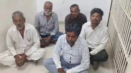 કુતિયાણા: ધ્રુવાળા ગામેથી 5 જુગારીઓને કુતિયાણા પોલીસે રૂ.12730ના મુદ્દામાલ સાથે ઝડપી લીધા
