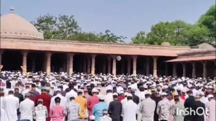 धार: धार में मुस्लिम समाज ने धूमधाम से मनाया ईद उल-अज़हा का पर्व, लाट मस्जिद सहित अन्य मस्जिदों पर अदा की विशेष नमाज़