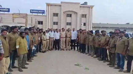 సామర్లకోట రైల్వే స్టేషన్ వద్ద ఆటో యూనియన్ డ్రైవర్లకు, యూనిఫామ్ పంచిపెట్టిన డీఎస్పీ శ్రీహరి రాజు