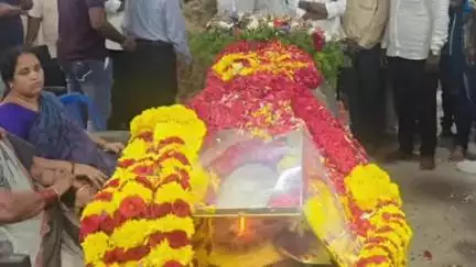 విశాఖపట్నం: రాజేంద్రనగర్‌లో మాజీ ఎమ్మెల్యే పల్లా సింహాచలం భౌతికకాయానికి పూలమాల వేసి నివాళులర్పించిన ఎమ్మెల్యే గంటా శ్రీనివాసరావు