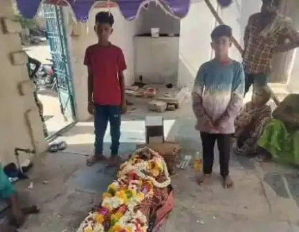 కళ్యాణదుర్గం: మంగంపల్లి గ్రామంలో విషాదం, తల్లిదండ్రులు మరణించడంతో అనాధలుగా మారిన పిల్లలు
