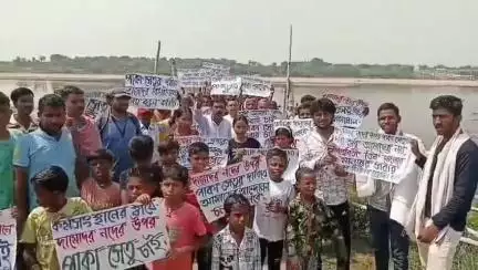 সালানপুর: বার্নপুরে পাকা সেতুর দাবিতে অবস্থান বিক্ষোভ গ্রামবাসীদের #jansamasya