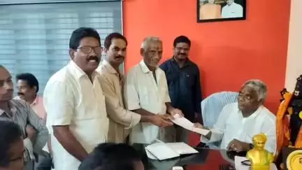 జగ్గంపేటలో ప్రజా దర్బార్ కార్యక్రమంలో వినతులు స్వీకరించిన ఎమ్మెల్యే జ్యోతుల నెహ్రూ