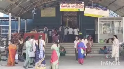 మహదేవ్​పూర్: ఎండ వేడికి కాళ్లు కాలుతుండటంతో కాళేశ్వరంలో పరుగులు పెడుతున్న భక్తులు