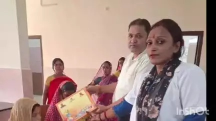 विद्यापति नगर: विद्यापति नगर प्राथमिक स्वास्थ्य केंद्र में प्रसव के बाद माताओं को मिला जच्चा-बच्चा किट, पीएचसी प्रभारी ने किया वितरण