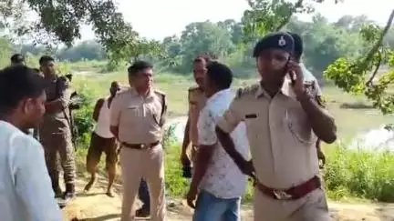 बथनाहा: बथनाहा में युवक की गोली मारकर हत्या, घटनास्थल से देसी कट्टा और अपराधी की बाइक बरामद: डीएसपी 2