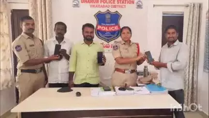 వికారాబాద్: దారుర్ పోలీస్ స్టేషన్ పరిధిలో పోగొట్టుకున్న మూడు మొబైల్ ఫోన్లను బాధితులకు అప్పగించిన ఎస్సై అనిత