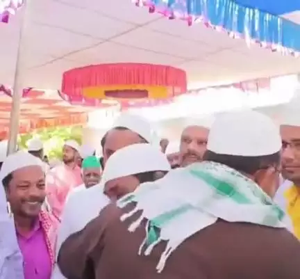 కొండపి: సింగరాయకొండలో నిర్వహించిన బక్రీద్ పండుగ వేడుకల్లో పాల్గొని ముస్లిం సోదరులను ఆలింగనం చేసుకున్న మంత్రి స్వామి