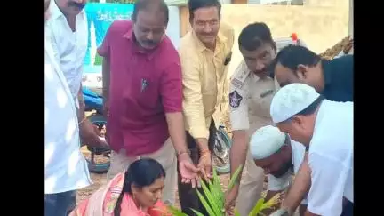 అద్దంకిలో వన మహోత్సవం కార్యక్రమంలో పాల్గొని మొక్కలు నాటిన మున్సిపల్ కమిషనర్ రవీంద్ర, సర్కిల్ సీఐ సుబ్బరాజు