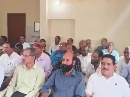 सुंदर नगर: हिमाचल परिवहन सेवानिवृत कर्मचारी कल्याण मंच ने सरकार द्वारा पेंशन और भत्ते ना देने पर सुंदरनगर में जताया रोष