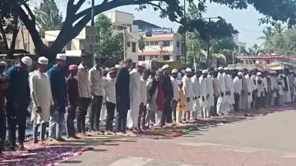 ತುಮಕೂರು: ಬಕ್ರೀದ್ ಸಂಭ್ರಮ, ನಗರದ ಈದ್ಗಾ ಮೈದಾನದಲ್ಲಿ ಮುಸ್ಲಿಂ ಬಾಂಧವರಿಂದ ಸಾಮೂಹಿಕ ಪ್ರಾರ್ಥನೆ
