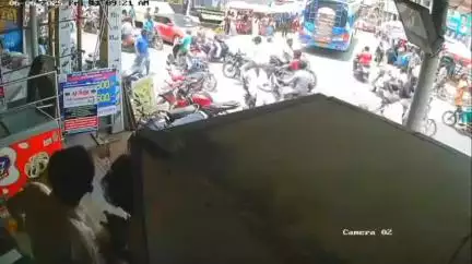 எடப்பாடி: பேருந்து நிலையத்தில் ஓட்டுநரை தாக்கிய சென்னை வழக்கறிஞருக்கு தர்ம அடி- சிசிடிவி காட்சி வெளியீடு