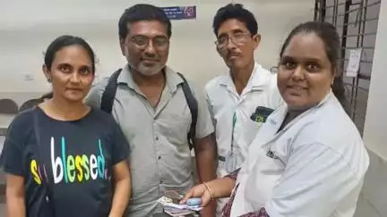 વલસાડ: 108ની ટીમે શહેરના સિવિલ હોસ્પિટલ ખાતે ઇજાગ્રસ્ત પાસેથી મળી આવેલા રૂ. 72,200 રૂપિયાનો મુદ્દામાલ પરિવારને સુપ્રત કર્યો