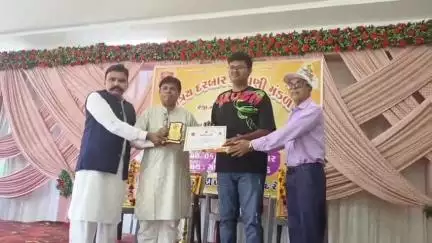 ગોધરા: મોતીબાગ પાર્ટીપ્લૉટ ખાતે ક્ષત્રિય દરબાર કેળવણી મંડળ ટ્રસ્ટ દ્વારા દ્વિતીય તેજસ્વી તારલા સન્માન સમારોહ યોજવામાં આવ્યો હતો