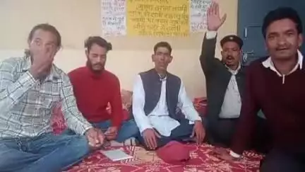 आनी: सड़क सुधार की मांग को लेकर निरमण्ड में लोगों का धरना चौथे दिन भी जारी