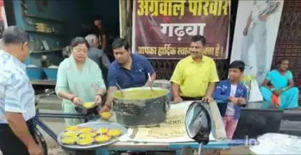 गढ़वा: शहर के रंका मोड़ पर अग्रवाल परिवार ने जरूरतमंदों के बीच खिचड़ी का वितरण किया