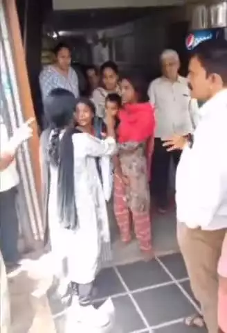 ಬೆಳಗಾವಿ: ನಗರದಲ್ಲಿ ಮಕ್ಕಳೊಂದೊಗೆ ಭಿಕ್ಷಾಟನೆಗಿಳಿದ ಪೋಷಕರ ಮೇಲೆ  ಅಧಿಕಾರಿಗಳ ದಾಳಿ!