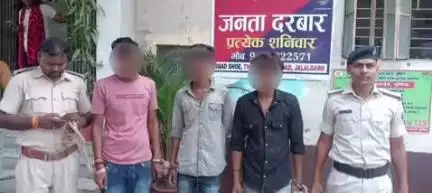 पूर्णिया पूर्व: जलालगढ़ थाना ने 3.375 लीटर विदेशी शराब बरामद कर तीन तस्करों को किया गिरफ्तार