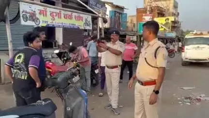 गोड्डा: मिशन चौक पर सघन वाहन चेकिंग अभियान, 10 गाड़ियों से ₹22,000 का जुर्माना वसूला गया