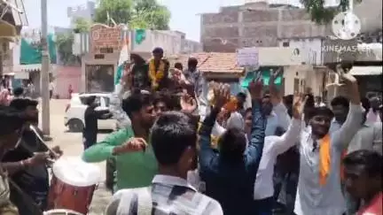 आगर: अग्नि वीर ट्रेनिंग पूरी कर तनोडिया नगर लौटे सैनिक समरथ प्रजापत, नगरवासियों ने किया भव्य स्वागत