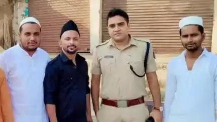 डुमरा: शहर के विभिन्न हिस्सों में सदर डीएसपी के नेतृत्व में बकरीद पर्व को लेकर पुलिस मुस्तैद रही