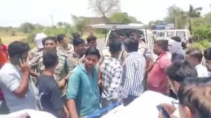 भिंड नगर: भिंड: विवेकानंद हॉस्पिटल के पास सड़क हादसे में बच्चे की मौत, परिजनों ने हाईवे पर लगाया जाम, पुलिस पहुंची