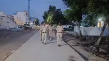 రోడ్డు భద్రత ప్రాముఖ్యతపై వాహనదారులకు పోలీసుల అవగాహన...వాహనాల తనిఖీలు