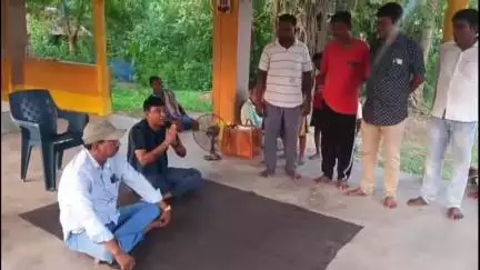 আউশগ্রাম ১: গোপীনাথবাটি গ্রামে ধর্মরাজের গাজন উৎসব শতাধিক বছরের পুরাতন, সেখানকার গাজন সন্ন্যাসীদের হাতে নতুন বস্ত্র তুলে দিলেন MLA