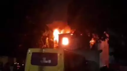 কোলাঘাট: কোলাঘাট থানার মিহিটিকিরি গ্রামে বহুতল বাড়িতে আগুন ঘটনাস্থলে দমকল ২টি ইঞ্জিনে চেষ্টায় আগুন নিয়ন্ত্রণের আনার কাজ চলছে