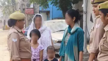 बेहट: ईद उल अजहा के अवसर पर मिशन शक्ति फेज 5 के अंतर्गत महिला पुलिसकर्मियों ने महिलाओं को हेल्पलाइन नंबरों की जानकारी दी