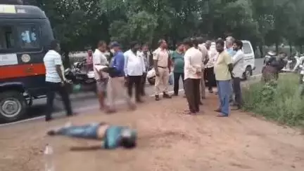 మంగళగిరి: మంగళగిరి సమీపంలోని నిర్మాణంలో ఉన్న భవనం పై నుండి దూకి ఆత్మహత్య చేసుకున్న గుర్తు తెలియని వ్యక్తి