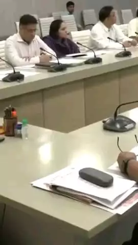 सीएम योगी आदित्यनाथ ने अपने कार्यालय पर कर विभाग की समीक्षा बैठक की