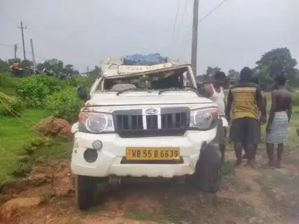 মানবাজার ২: আঁকরো প্রতাপপুর গ্রামে উল্টে গেল পিকআপ ভ্যান