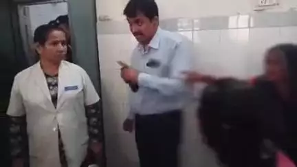 चंदौली: जिला अस्पताल में भर्ती युवती के साथ वार्ड बॉय ने की छेड़छाड़, अश्लील इशारों के साथ जानवरों की तरह लगाता था इंजेक्शन