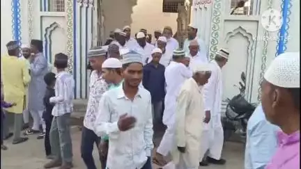 चैनपुर: चैनपुर में शांति और सौहार्द के साथ ईद उल अजहा की नमाज मस्जिदों में अदा की गई