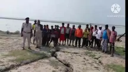 साहिबगंज: समदा गंगा घाट पर नहाने के दौरान किशोर लापता, गंगा नदी थाना क्षेत्र की पुलिस खोजबीन में जुटी