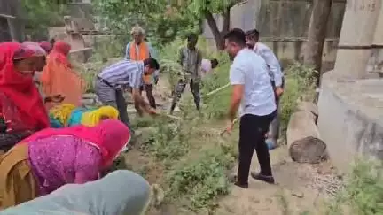 विजयनगर: बिजयनगर में वन्दे गंगा जल संरक्षण जन अभियान के तहत पालिका EO और अन्य ने PHD कार्यालय में बावड़ी की सफाई की