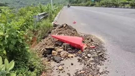 ଖଲ୍ଲିକୋଟ୍: ବଡ଼ଘାଟି ରେ ଧସୁଛି ରାସ୍ତା; ଖବର ପ୍ରସାରଣ ପରେ ନାମକୁ ମାତ୍ର ଖାଲ ଓ ରାସ୍ତା ରେ ପଥର ପକାଇଲା ଠିକା ସଂସ୍ଥା, ଦୁର୍ଘଟଣା ଘଟିବାର ସମ୍ଭାବନା