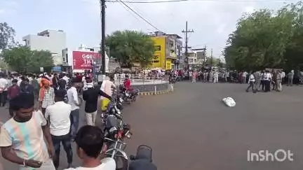 अशोक नगर: 8 घंटे बाद हत्या का मामला दर्ज होने पर राजमाता चौराहे से डेड बॉडी हटाकर चक्का जाम समाप्त किया