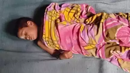 శంకరంపేట ఏ: బుడగజంగం కాలనీలో జ్వరం మందు తాగడంతో అస్వస్థతకు గురైన చిన్నారి మృతి