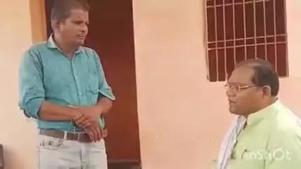 निवास: निवास विधायक चैन सिंह वरकड़े ग्राम चौदस के जल संकट से जूझ रहे ग्रामीणों के बीच पहुंचे, सुनी समस्याएं